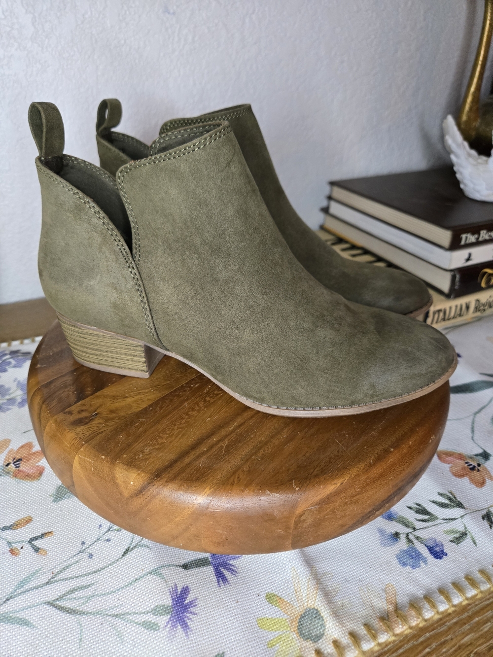 American Eagle Olive Green Suede Women’s Ankle Boots Size 8 Booties